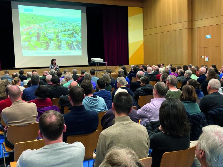 150 Personen waren zum «Heizdialog Mausacker» in der Weiermatthalle.