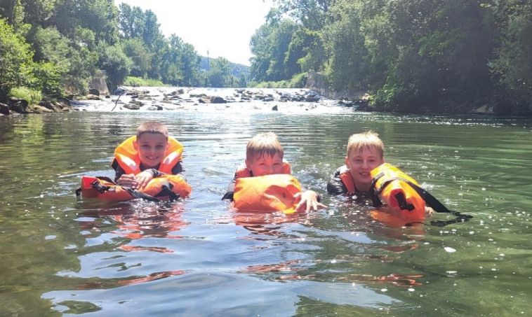 Gabriel, Nicholas und Erik nahmen am «Birstrekking» teil.  Foto: Gemeinde Reinach